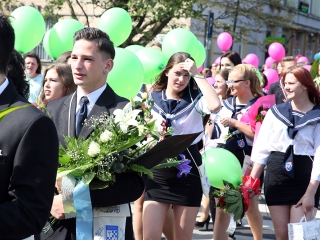 A Kereskedelmi iskola végzőseinek ballagása a főtéren - fotó: Sándor Judit