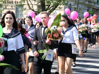A Kereskedelmi iskola végzőseinek ballagása a főtéren - fotó: Sándor Judit