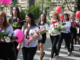 A Kereskedelmi iskola végzőseinek ballagása a főtéren - fotó: Sándor Judit