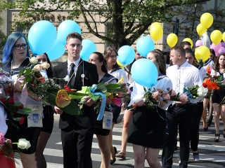 A Kereskedelmi iskola végzőseinek ballagása a főtéren - fotó: Sándor Judit