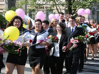 A Kereskedelmi iskola végzőseinek ballagása a főtéren - fotó: Sándor Judit