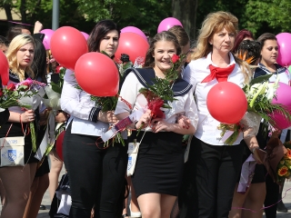 A Kereskedelmi iskola végzőseinek ballagása a főtéren - fotó: Sándor Judit