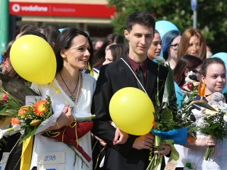 A Kereskedelmi iskola végzőseinek ballagása a főtéren - fotó: Sándor Judit