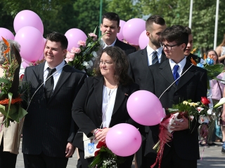 A Kereskedelmi iskola végzőseinek ballagása a főtéren - fotó: Sándor Judit