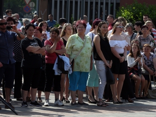 A Kereskedelmi iskola végzőseinek ballagása a főtéren - fotó: Sándor Judit
