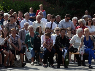 A Kereskedelmi iskola végzőseinek ballagása a főtéren - fotó: Sándor Judit