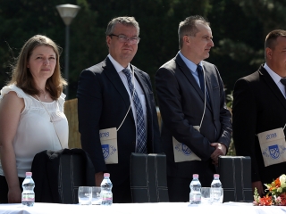 A Kereskedelmi iskola végzőseinek ballagása a főtéren - fotó: Sándor Judit