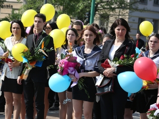 A Kereskedelmi iskola végzőseinek ballagása a főtéren - fotó: Sándor Judit