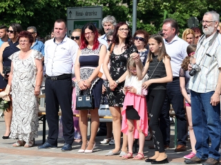 A Kereskedelmi iskola végzőseinek ballagása a főtéren - fotó: Sándor Judit