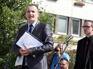 A Kereskedelmi iskola végzőseinek ballagása a főtéren - fotó: Sándor Judit