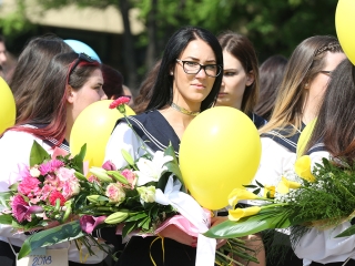 A Kereskedelmi iskola végzőseinek ballagása a főtéren - fotó: Sándor Judit