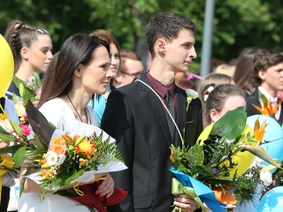 A Kereskedelmi iskola végzőseinek ballagása a főtéren - fotó: Sándor Judit