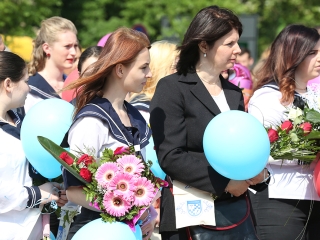 A Kereskedelmi iskola végzőseinek ballagása a főtéren - fotó: Sándor Judit