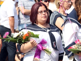 A Kereskedelmi iskola végzőseinek ballagása a főtéren - fotó: Sándor Judit