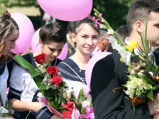 A Kereskedelmi iskola végzőseinek ballagása a főtéren - fotó: Sándor Judit