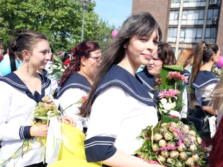 A Kereskedelmi iskola végzőseinek ballagása a főtéren - fotó: Sándor Judit