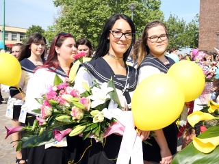 A Kereskedelmi iskola végzőseinek ballagása a főtéren - fotó: Sándor Judit
