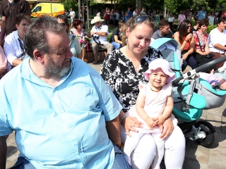 A Kereskedelmi iskola végzőseinek ballagása a főtéren - fotó: Sándor Judit