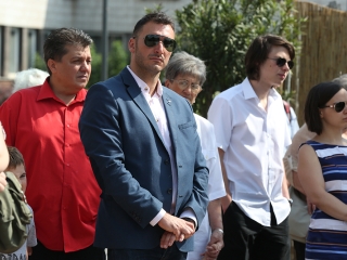 A Kereskedelmi iskola végzőseinek ballagása a főtéren - fotó: Sándor Judit