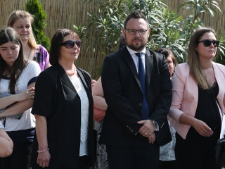 A Kereskedelmi iskola végzőseinek ballagása a főtéren - fotó: Sándor Judit