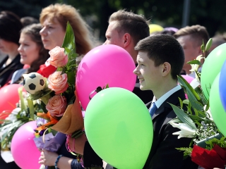 A Kereskedelmi iskola végzőseinek ballagása a főtéren - fotó: Sándor Judit