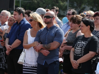 A Kereskedelmi iskola végzőseinek ballagása a főtéren - fotó: Sándor Judit