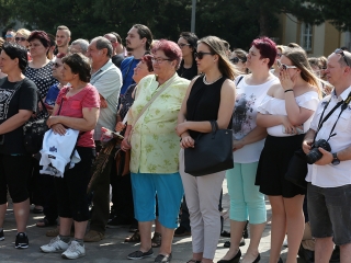A Kereskedelmi iskola végzőseinek ballagása a főtéren - fotó: Sándor Judit