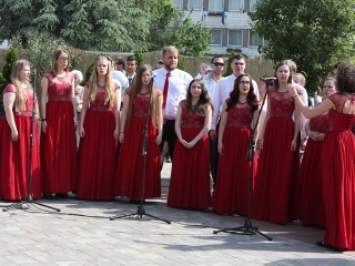 A Kereskedelmi iskola végzőseinek ballagása a főtéren - fotó: Sándor Judit