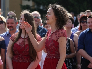 A Kereskedelmi iskola végzőseinek ballagása a főtéren - fotó: Sándor Judit