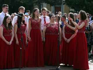 A Kereskedelmi iskola végzőseinek ballagása a főtéren - fotó: Sándor Judit