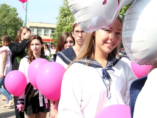 A Kereskedelmi iskola végzőseinek ballagása a főtéren - fotó: Sándor Judit