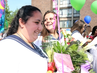 A Kereskedelmi iskola végzőseinek ballagása a főtéren - fotó: Sándor Judit