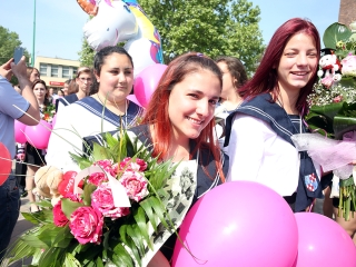 A Kereskedelmi iskola végzőseinek ballagása a főtéren - fotó: Sándor Judit