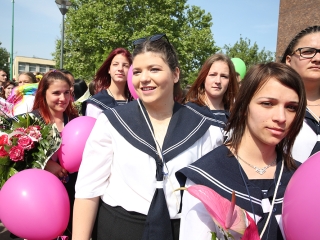 A Kereskedelmi iskola végzőseinek ballagása a főtéren - fotó: Sándor Judit