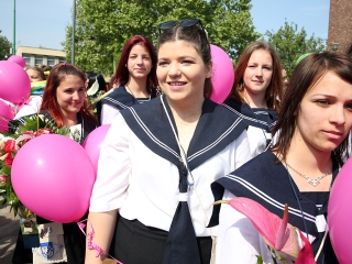 A Kereskedelmi iskola végzőseinek ballagása a főtéren - fotó: Sándor Judit