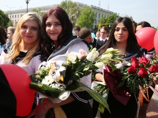 A Kereskedelmi iskola végzőseinek ballagása a főtéren - fotó: Sándor Judit