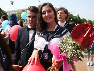 A Kereskedelmi iskola végzőseinek ballagása a főtéren - fotó: Sándor Judit