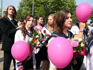 A Kereskedelmi iskola végzőseinek ballagása a főtéren - fotó: Sándor Judit