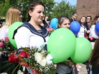 A Kereskedelmi iskola végzőseinek ballagása a főtéren - fotó: Sándor Judit