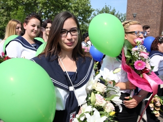 A Kereskedelmi iskola végzőseinek ballagása a főtéren - fotó: Sándor Judit