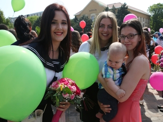 A Kereskedelmi iskola végzőseinek ballagása a főtéren - fotó: Sándor Judit