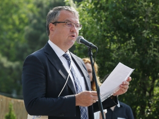 A Kereskedelmi iskola végzőseinek ballagása a főtéren - fotó: Sándor Judit