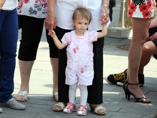A Kereskedelmi iskola végzőseinek ballagása a főtéren - fotó: Sándor Judit