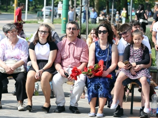 A Kereskedelmi iskola végzőseinek ballagása a főtéren - fotó: Sándor Judit