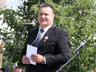 A Kereskedelmi iskola végzőseinek ballagása a főtéren - fotó: Sándor Judit