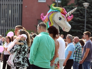A Kereskedelmi iskola végzőseinek ballagása a főtéren - fotó: Sándor Judit