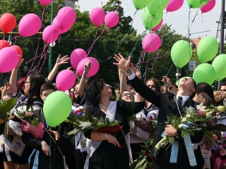 A Kereskedelmi iskola végzőseinek ballagása a főtéren - fotó: Sándor Judit