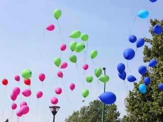 A Kereskedelmi iskola végzőseinek ballagása a főtéren - fotó: Sándor Judit