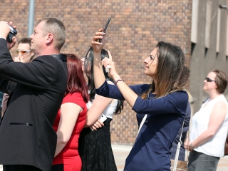 A Kereskedelmi iskola végzőseinek ballagása a főtéren - fotó: Sándor Judit