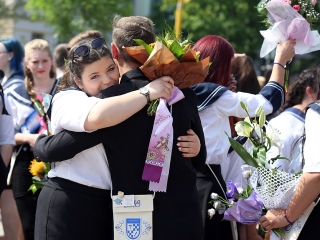 A Kereskedelmi iskola végzőseinek ballagása a főtéren - fotó: Sándor Judit